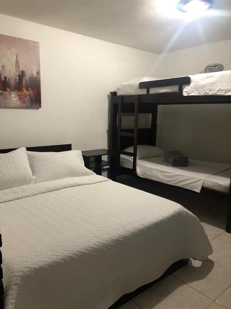 New Memphis Hostal Medellín Eksteriør billede