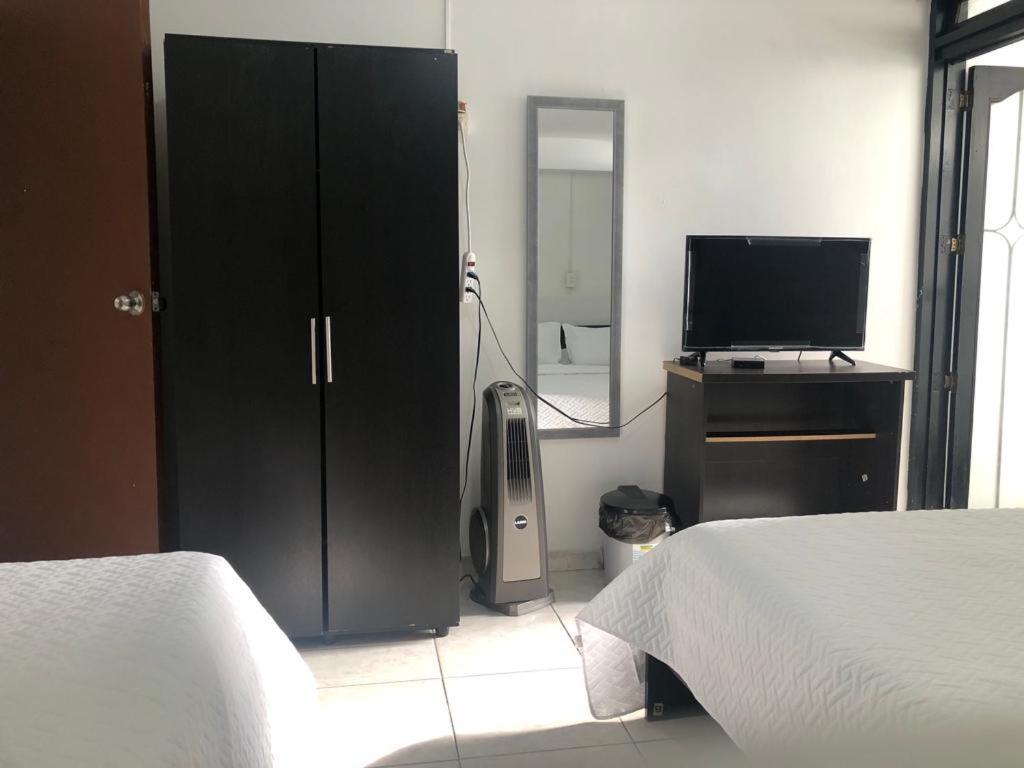 New Memphis Hostal Medellín Eksteriør billede