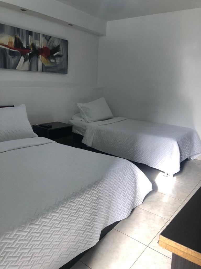 New Memphis Hostal Medellín Eksteriør billede