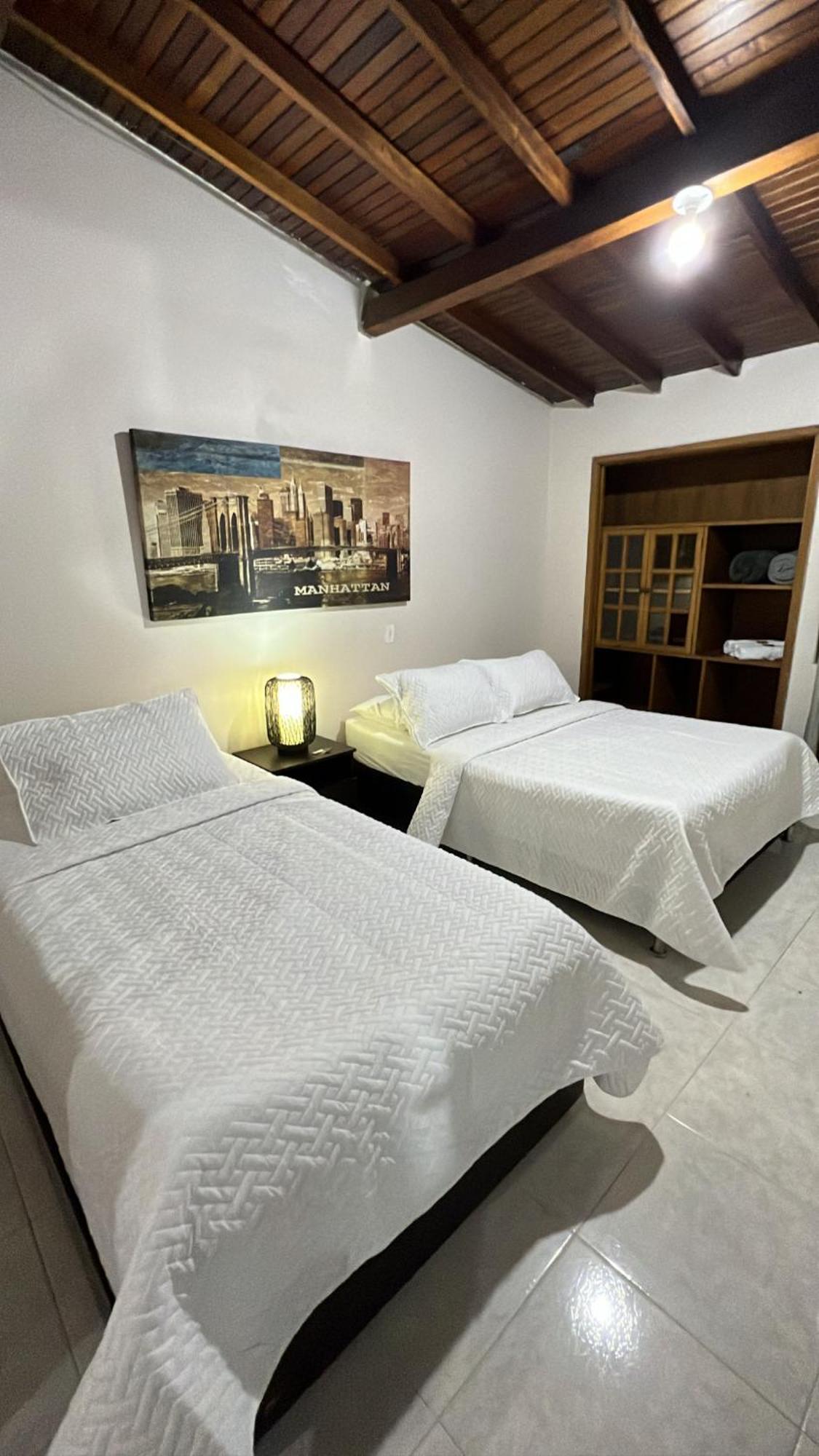 New Memphis Hostal Medellín Eksteriør billede