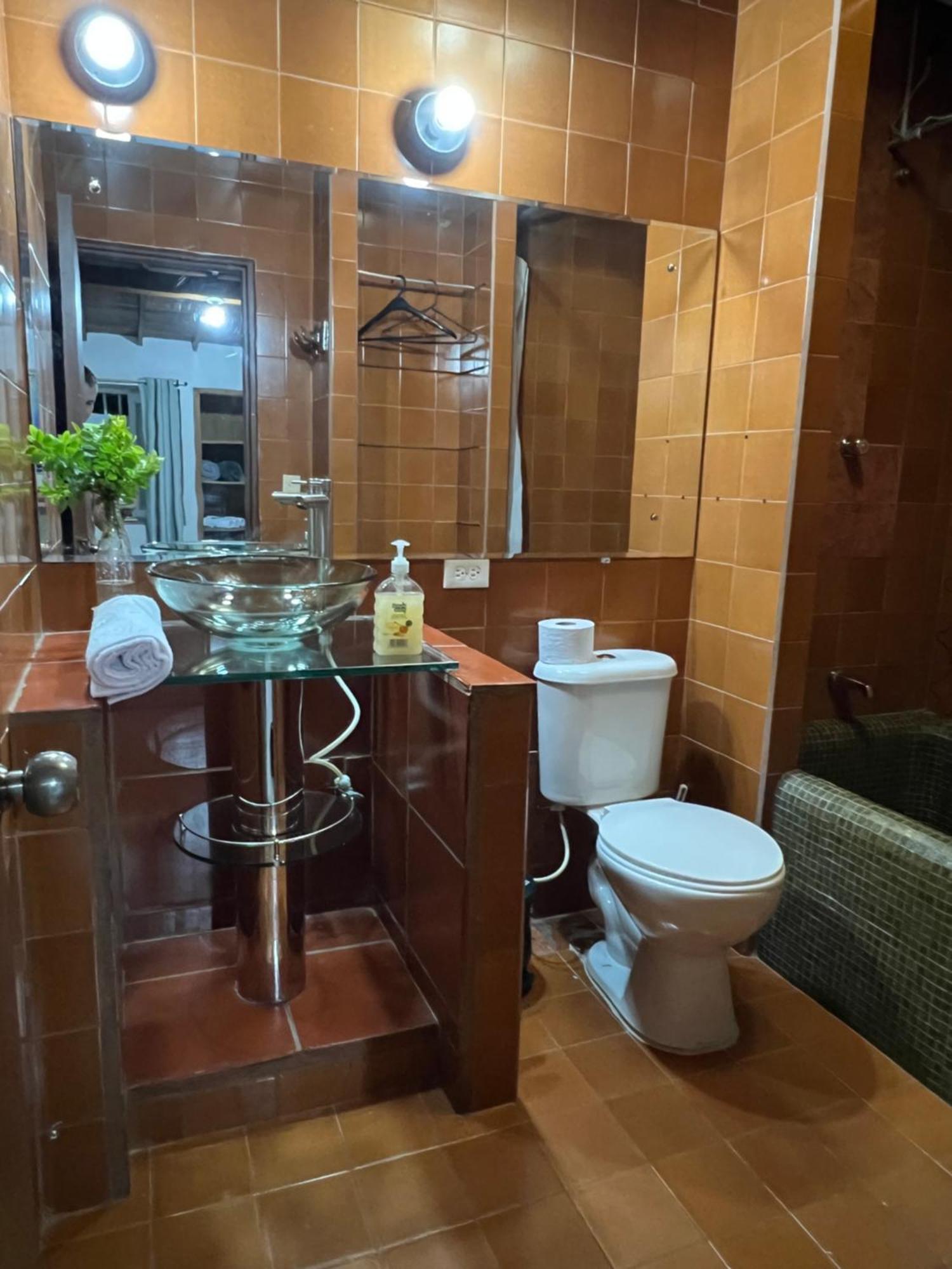 New Memphis Hostal Medellín Eksteriør billede