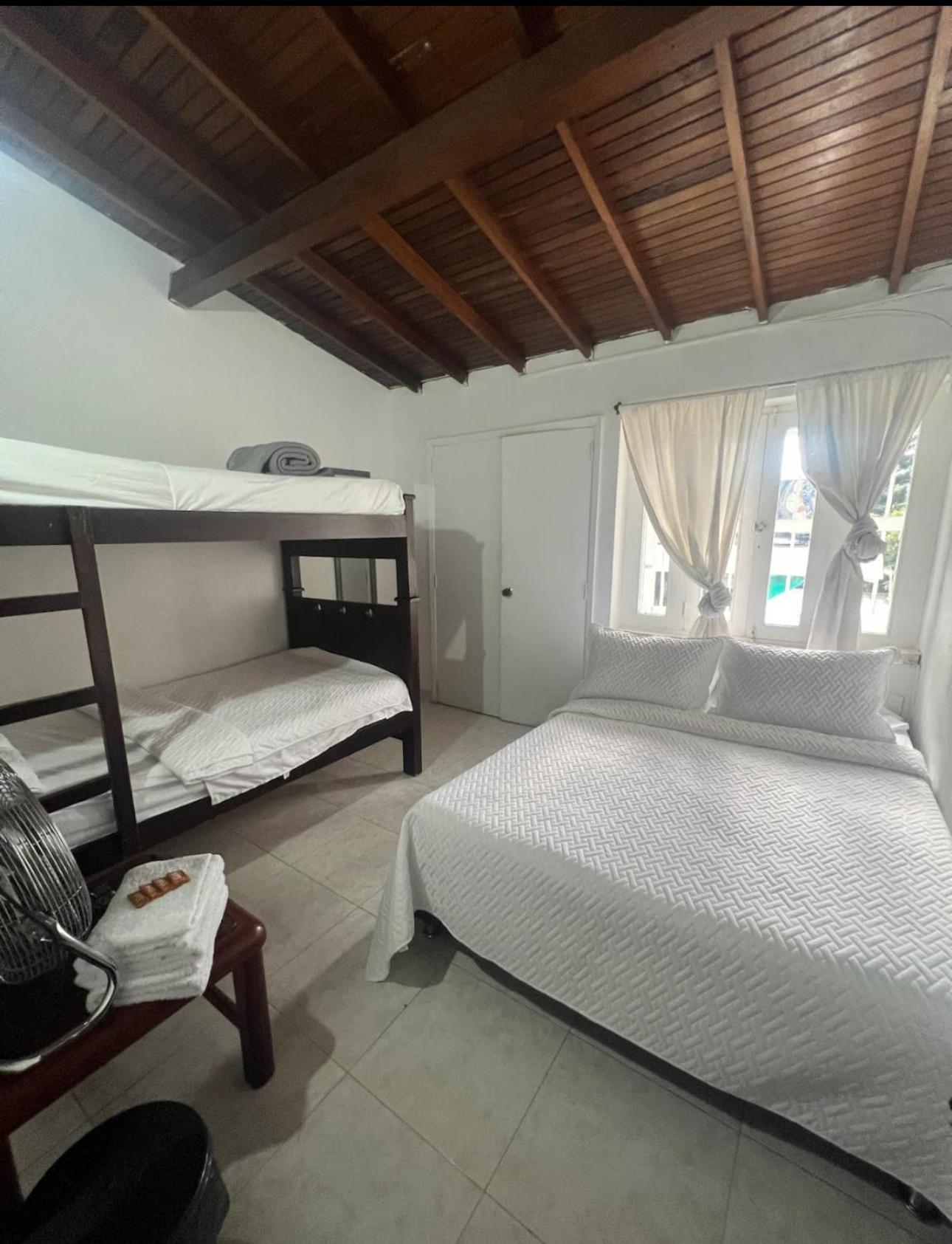 New Memphis Hostal Medellín Eksteriør billede