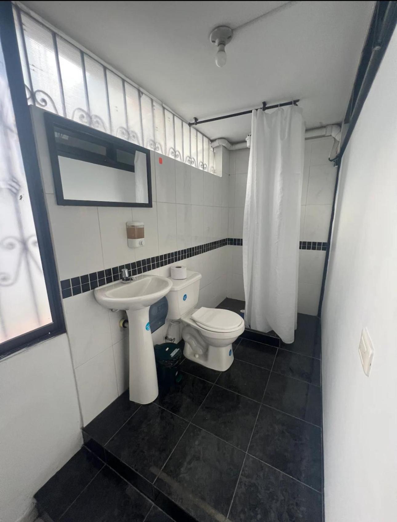 New Memphis Hostal Medellín Eksteriør billede